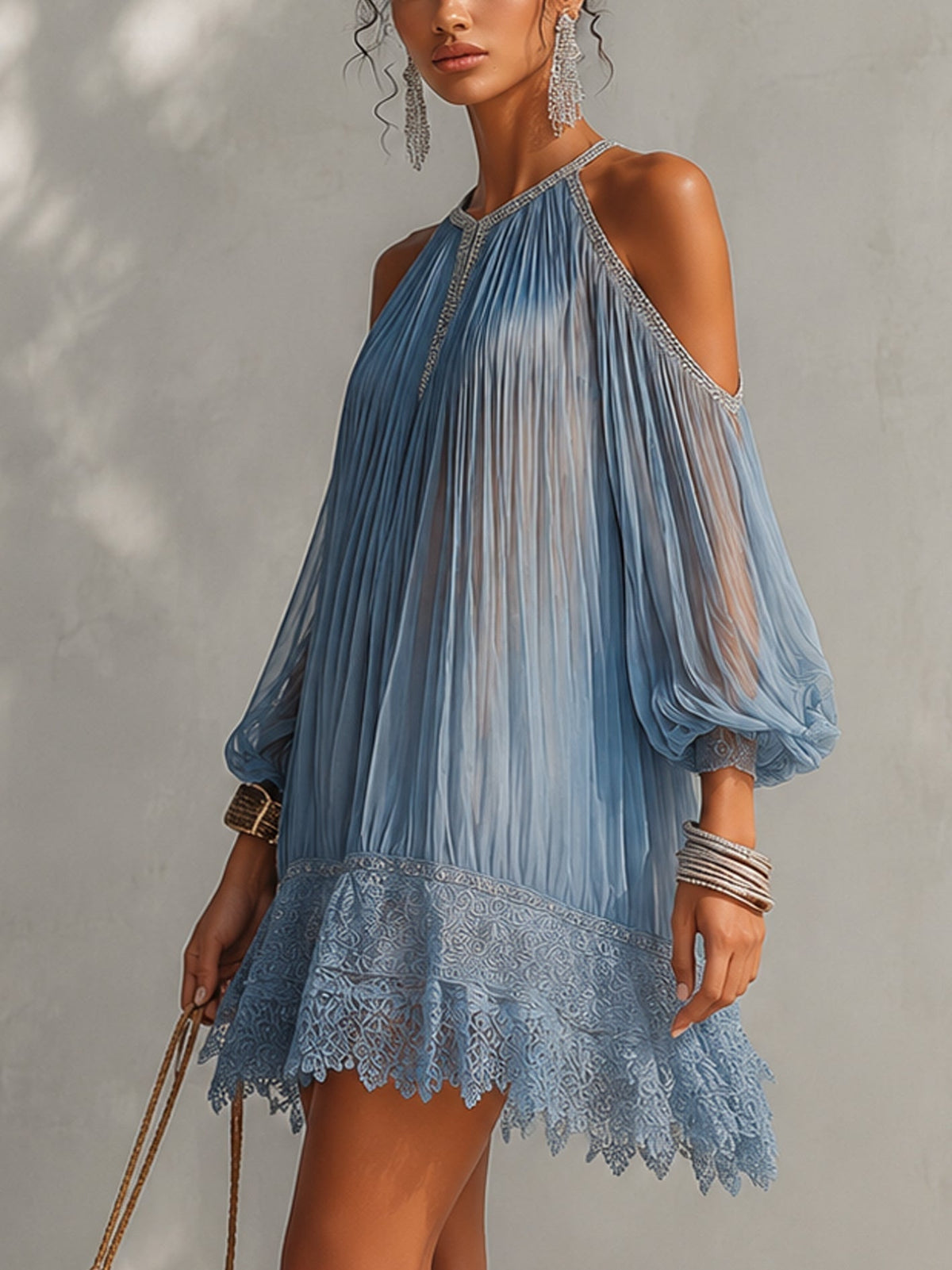 Céleste | Minivestido azul de hombros descubiertos, fruncido y con dobladillo de encaje