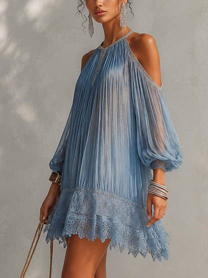 Céleste | Minivestido azul de hombros descubiertos, fruncido y con dobladillo de encaje