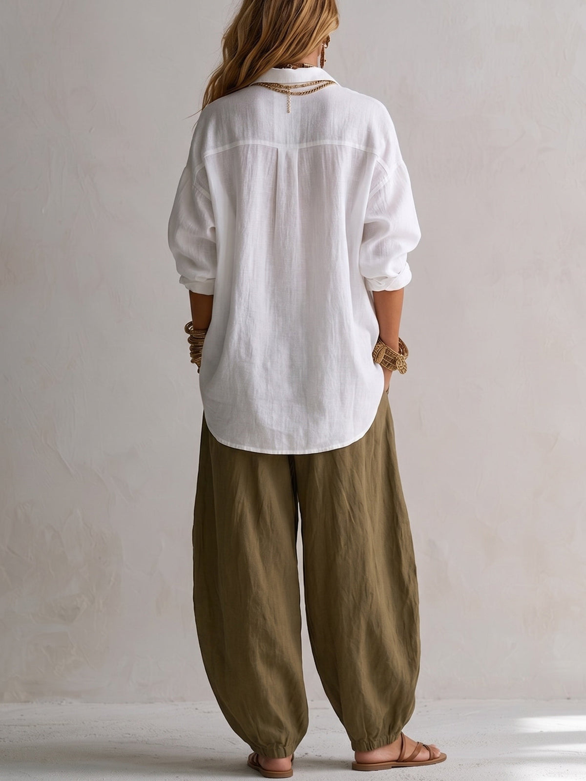 Carla | Camisa blanca holgada y pantalón Lantern verde oliva